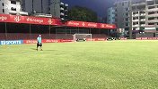 马尔代夫足球训练场无边线中圈 训练中周边教堂祷告声伴随
