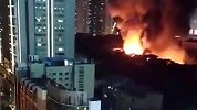 湖南长沙一电子厂起火 火势在夜幕下格外明显 消防紧急救援