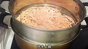 蒸红萝卜丝有人用淀粉有人用面粉，分享两种做法，关键技巧在这里