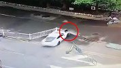 疑因情感问题！南昌保时捷当街故意撞人 女子被撞飞险遭二次碾压