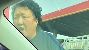 六旬大妈自称神经病强行拦车要钱被拘：给我5块钱你就走