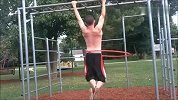 极限-15年-城会玩！国外猛男边摇呼拉圈边做引体向上-花絮