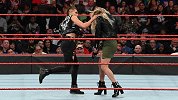 RAW第1398期：能动手绝不废话 里普利上台直接扇飞夏洛特