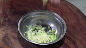 青椒小酥肉怎样做才好吃？只需掌握这两个小技巧，软糯鲜香真下饭