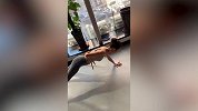 性感健身女神单手俯卧撑 自愧不如系列