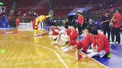 中国男篮-18年-吴前场边拉伸伤势无碍 蓝队众将与世界杯吉祥物击掌-新闻