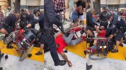又一起？非裔抗议男子被美国警察抢走轮椅 瘫倒在地无力反抗