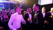 嗨起来！奥斯卡婚礼宴变身蹦迪现场 艾克森一旁尬跳野狼Disco