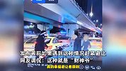 一男一女马路中间吵架，小伙骑行后方安静等待，竟遭男子当场掌掴