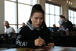 卫冕冠军已就位！张伟丽在个人首张数字赛海报上留下签名
