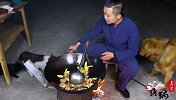 冬吃萝卜夏吃姜，涛锅在院子里做一道姜辣鸭，馋得小狗小猪流口水