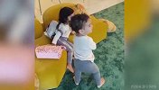 敲可爱！C罗两个宝贝女儿亲亲抱抱恩爱不停