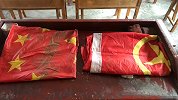 消防员抗洪救援60小时 清淤时捡到国旗、团旗洗净后送给小学