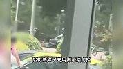 现场曝光！男孩疑与家长闹矛盾脚踩轿车，挥棒疯狂打砸，警方回应