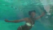 性感比基尼美女水下起舞 摇曳身姿展水下风情