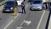 警察拦住过往汽车，只为帮小鸭子过马路，太暖心了！