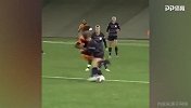 女足踢球都这么野蛮吗？把人撞翻后无情跨过去