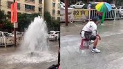 消防栓爆裂,小伙用桶罩上淡定坐住:我130多斤,用别的压不住