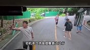 黄果树景区数名游客挡路拒让行，摆渡车司机被逼急怒喊：不要惹我