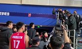 上海主场球迷向青岛球员扔杂物 CBA赛场球迷不文明行为合集