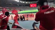 亚冠-17赛季-上港球员赛后与球迷分享胜利 庆祝小组提前出线-专题