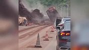 公路上突然山体滑坡，滚落巨石比汽车都大，一对父子果断弃车逃生