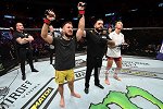 苦等两年的UFC首胜！泰穆尔击败“韩国猎鹰”喜极而泣
