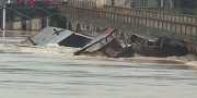 湖南多地暴雨致河水猛涨衡东三艘货船轮番撞桥