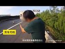 他高速急停，30秒后被货车撞烂尾箱