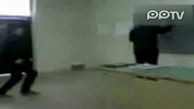 男老师讲台上遭学生突袭扒裤