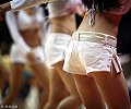 周五喷鼻血时刻！雄鹿啦啦队劲爆热舞抖臂诱人