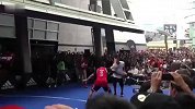 篮球-13年-罗斯亚洲行：罗斯同球迷1V1 超强变向+拉杆上篮引爆全场-新闻
