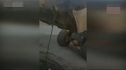 【内蒙古】男子接4娃回家开车玩手机，把车开下井