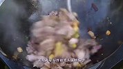 五花肉跟老鸭一起爆炒，出锅前浇上老鸭酸血，味道简直香极了！