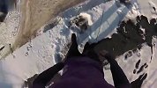 俄罗斯开挂骚年 15米高的楼顶跳入雪堆