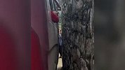 客车勇闯村道被墙卡住，囧途司机钻出左看右看，村民：堵路数小时