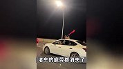 凌晨高速堵车小伙挥舞国旗高唱《歌唱祖国》，拍摄者：热爱祖国无处不在