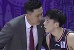 官方玩梗？杜锋比赛里不满胡明轩开骂：去去去，打游戏去！