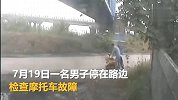 监拍集装箱货车突然侧翻 男子神反应捡回一命