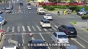 面包车起步意外弹开后备箱，小女孩从车内摔下滚落路面，后车辅警“出手”了