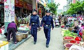 帅呆了！民警闹市巡逻 碰上盗窃嫌疑人 一记锁喉抱摔瞬间拿下