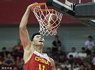篮球版传给3秒后的自己 男篮核心易建联最后终结一扣太帅