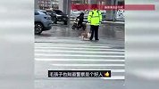 小狗在马路中间徘徊，交警暖心将它护送后，意外获得“小跟班”