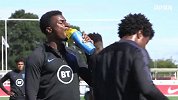 妖星云集！英格兰U21集中训练射门 福登青木亮相