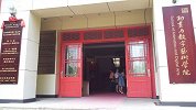 中传坠亡女研究生母亲：家里举债供她上学 曾替女儿向导师道歉