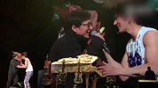 成龙助阵王力宏演唱会 现场还玩起了亲亲