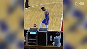 字母哥也是足篮两开花？热身赛间隙竟然颠起篮球了