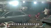 轿车凌晨失控冲入烧烤店，司机突然下跪求原谅！店主：房子撞坏了