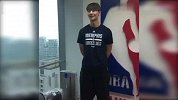 篮球-16年-低音炮！王哲林秀英文向孟菲斯灰熊球迷问好-新闻