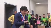 当年国安足协杯夺冠，李明在更衣室直接吹了两瓶啤酒